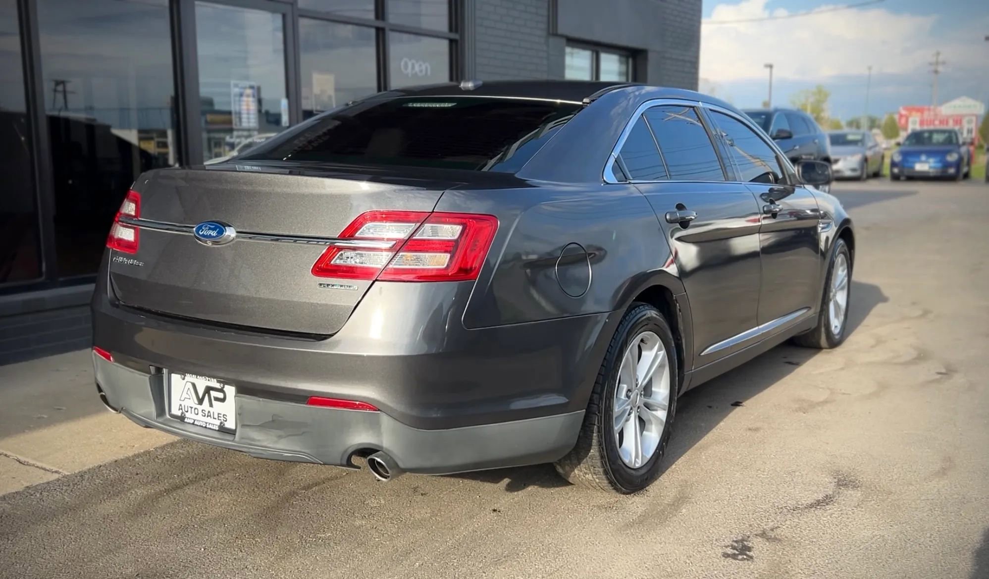 Used 2015 Ford Taurus SE image 4