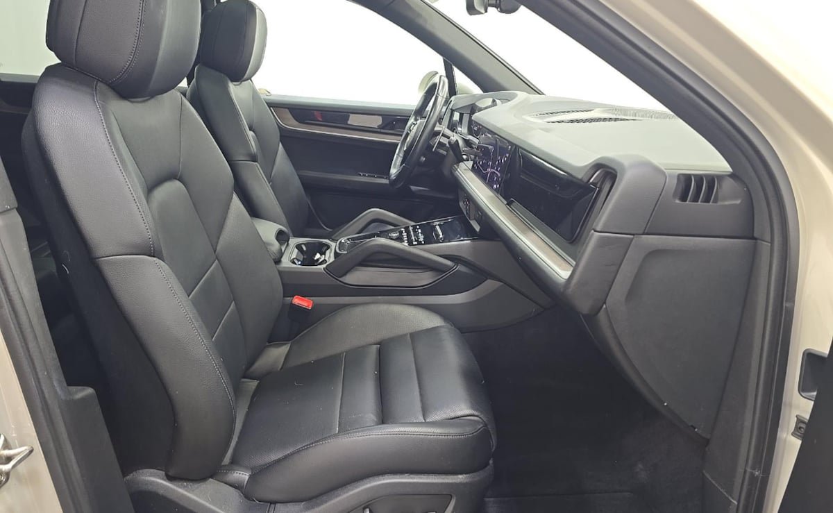Used 2024 Porsche Cayenne AWD/4WD image 5