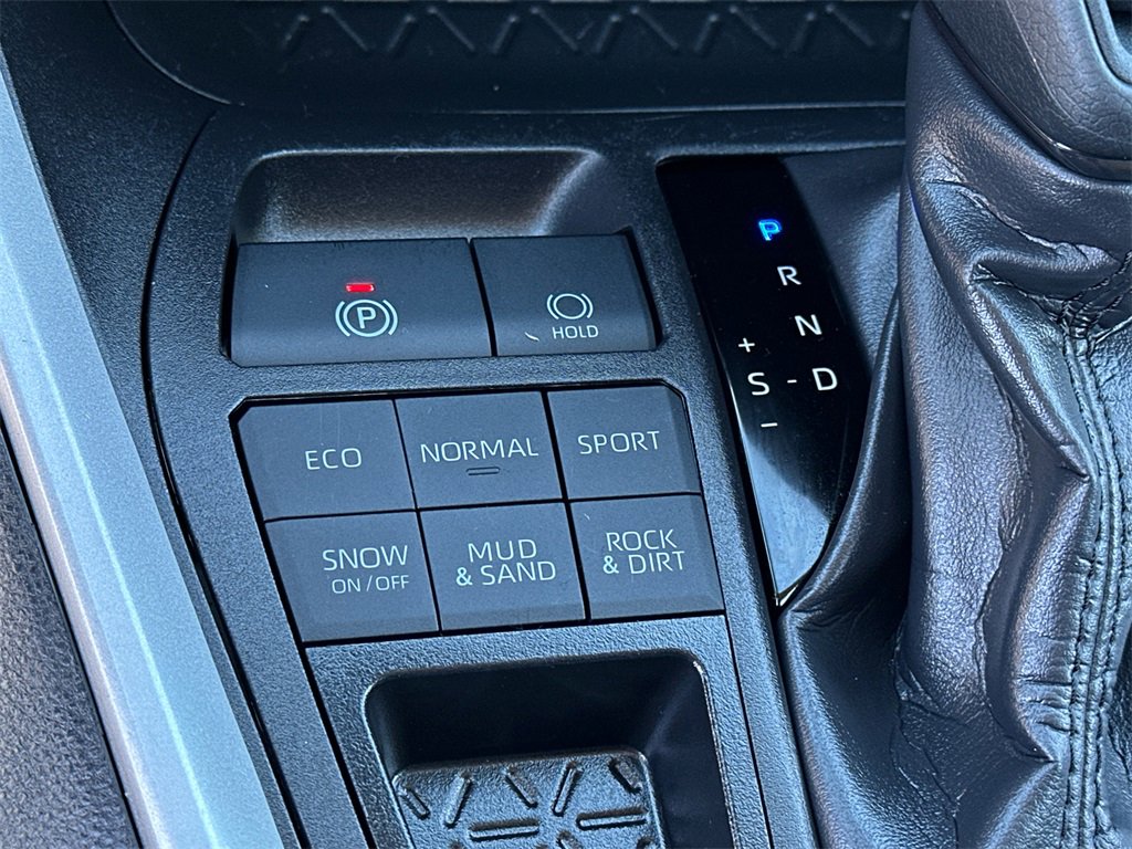 Used 2025 Toyota RAV4 LE image 28