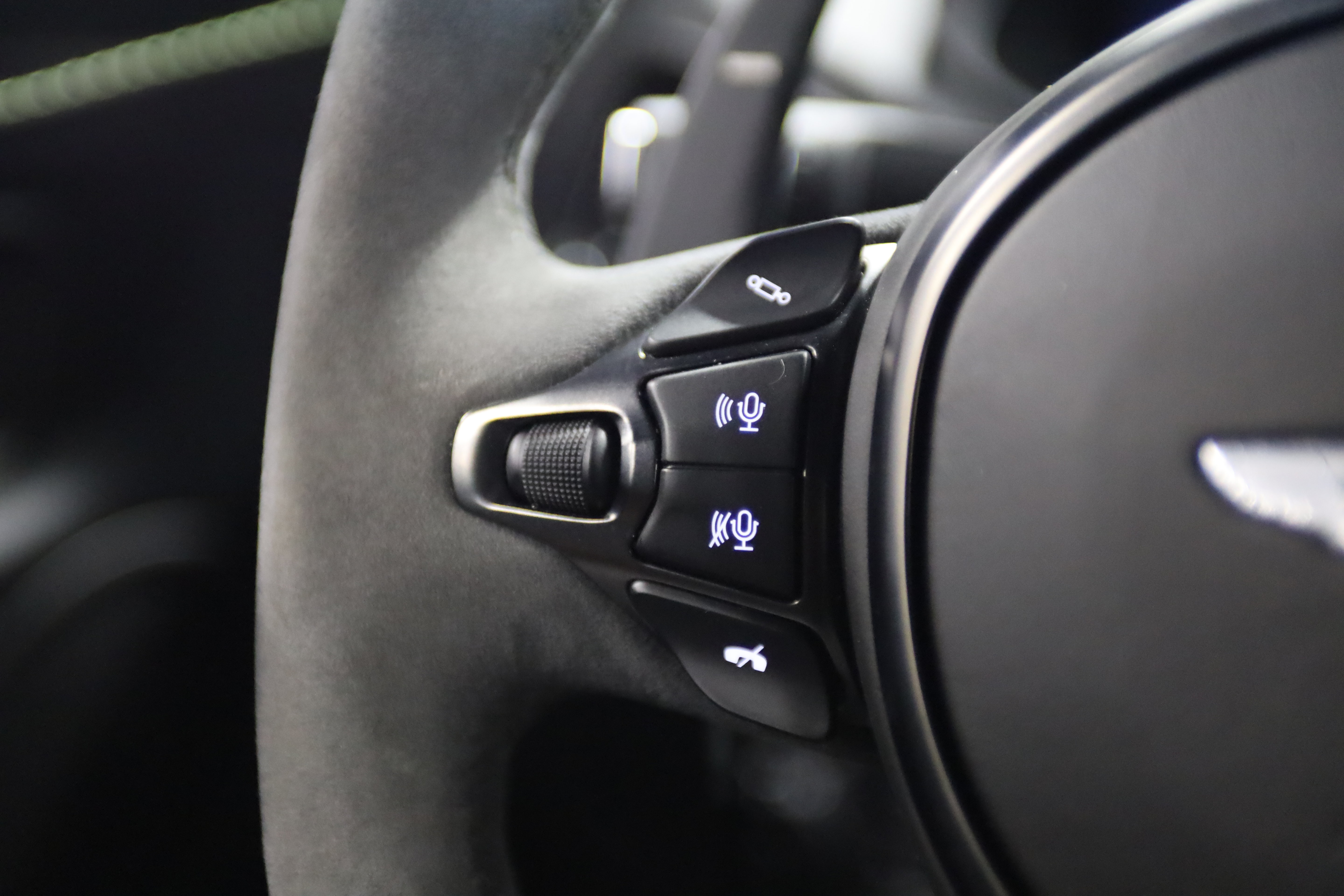Used 2023 Aston Martin V8 Vantage Coupe RWD image 21