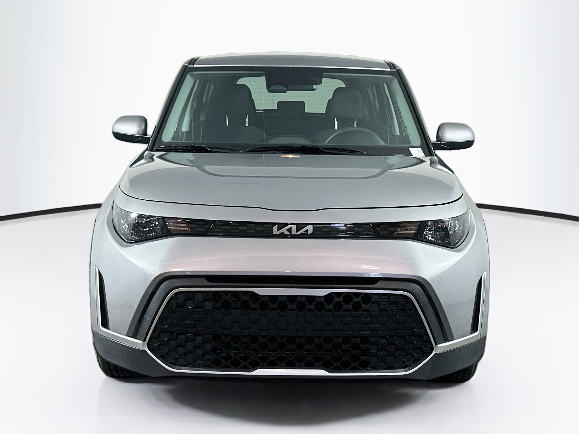 Used 2025 Kia Soul LX w/ LX Technology Package FWD image 2