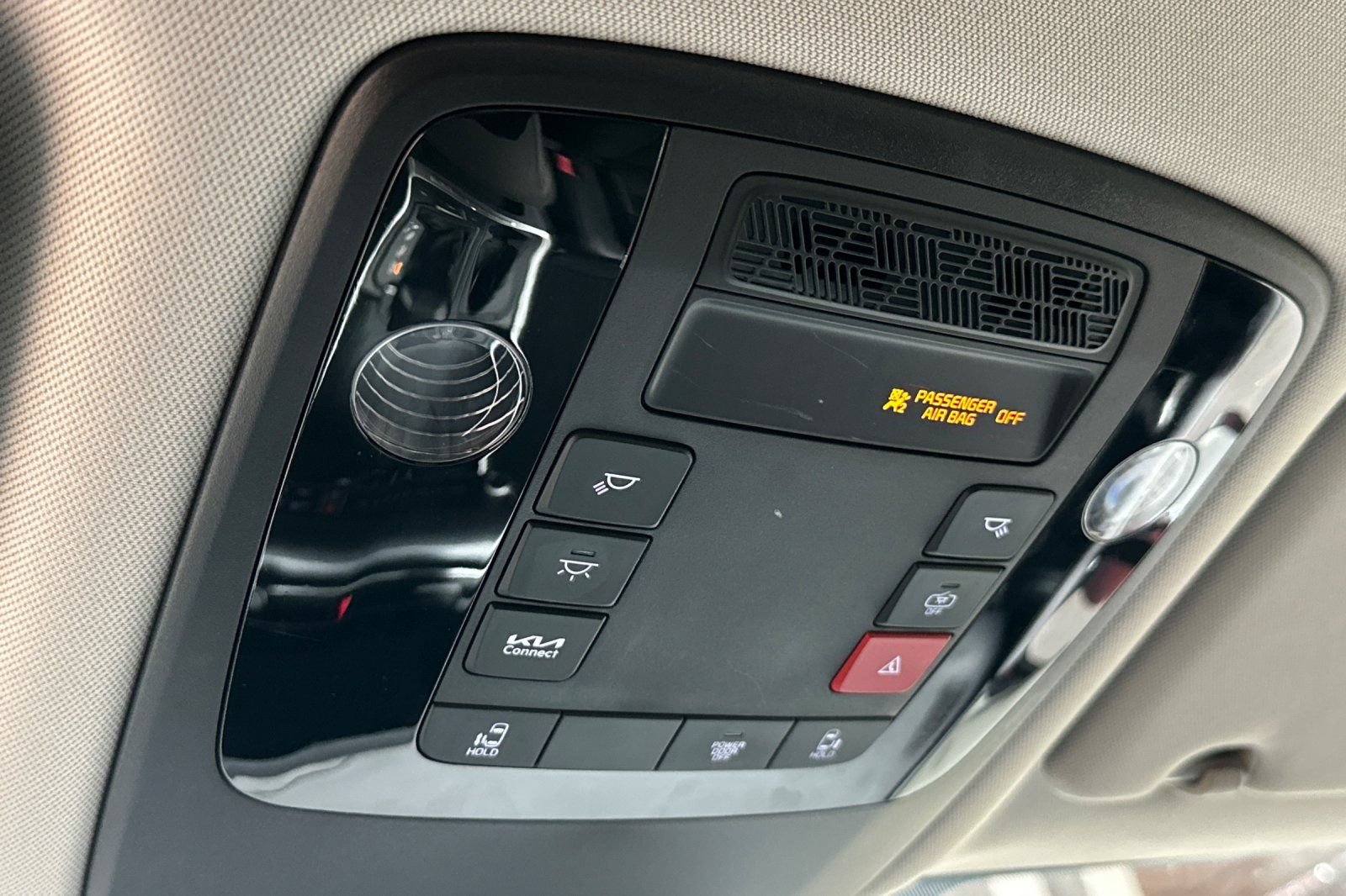 Used 2025 Kia Carnival FWD image 25