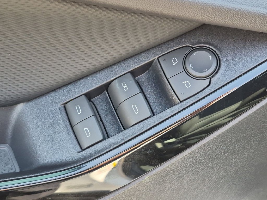 New 2027 Chevrolet Equinox LT w/ Safety and Technology Package FWD image 15