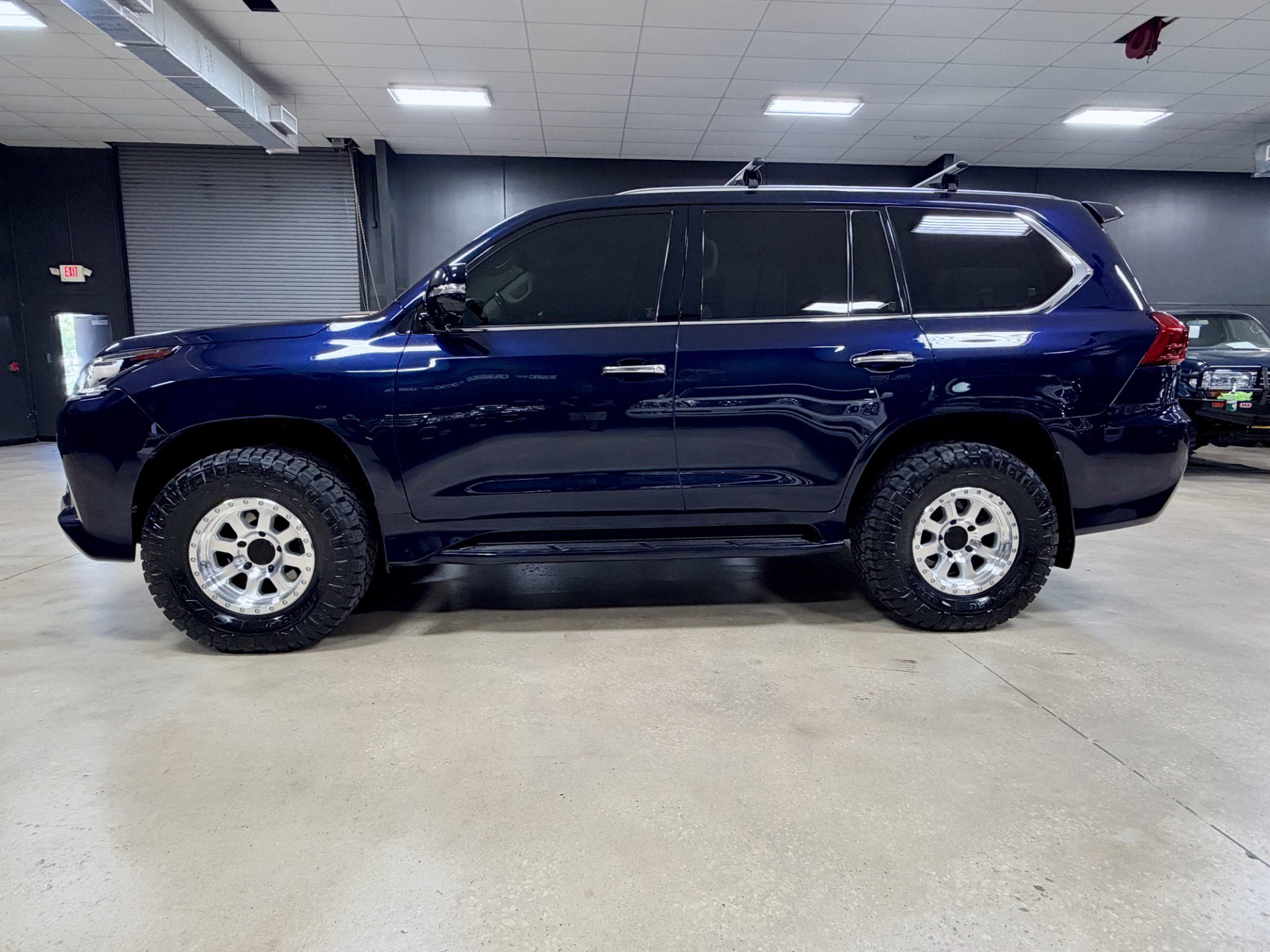 Used 2017 Lexus LX 570 4WD w/ Luxury Package image 11