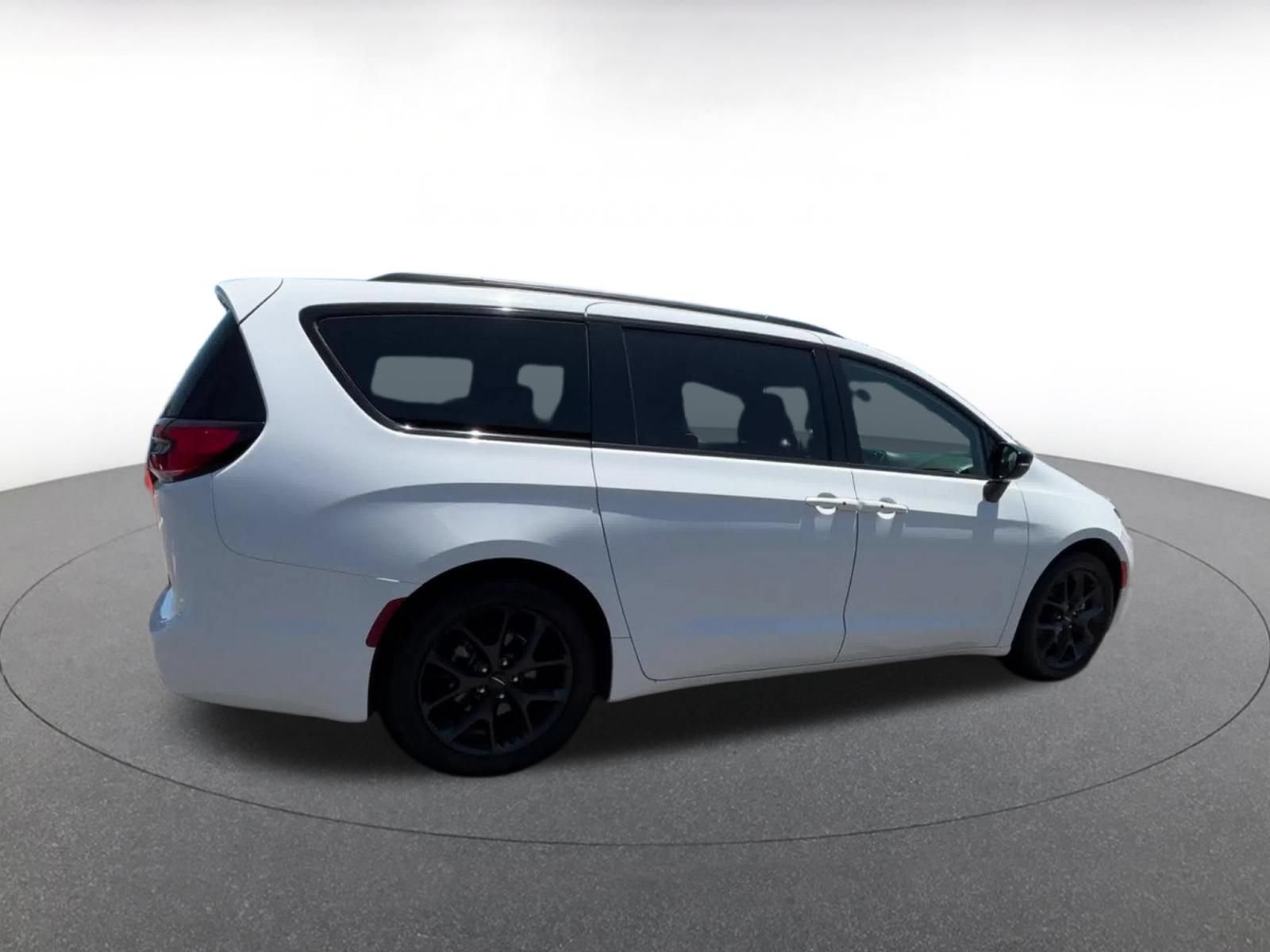 Used 2025 Chrysler Pacifica Limited FWD image 14
