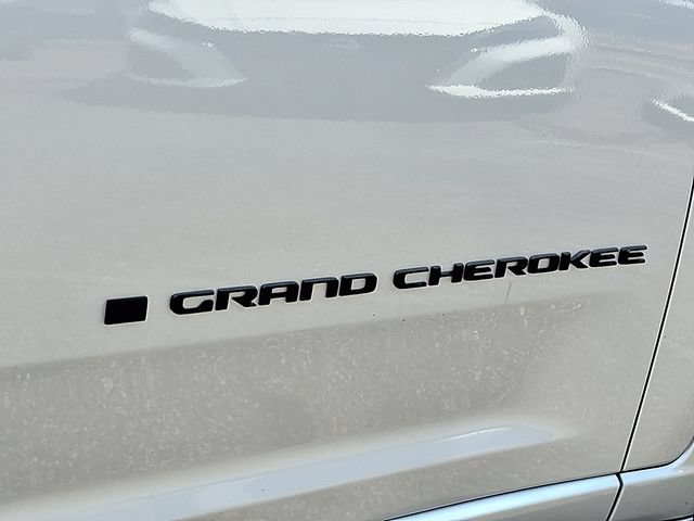 Used 2025 Jeep Grand Cherokee L Summit w/ Advanced Protech Group IV AWD/4WD image 30