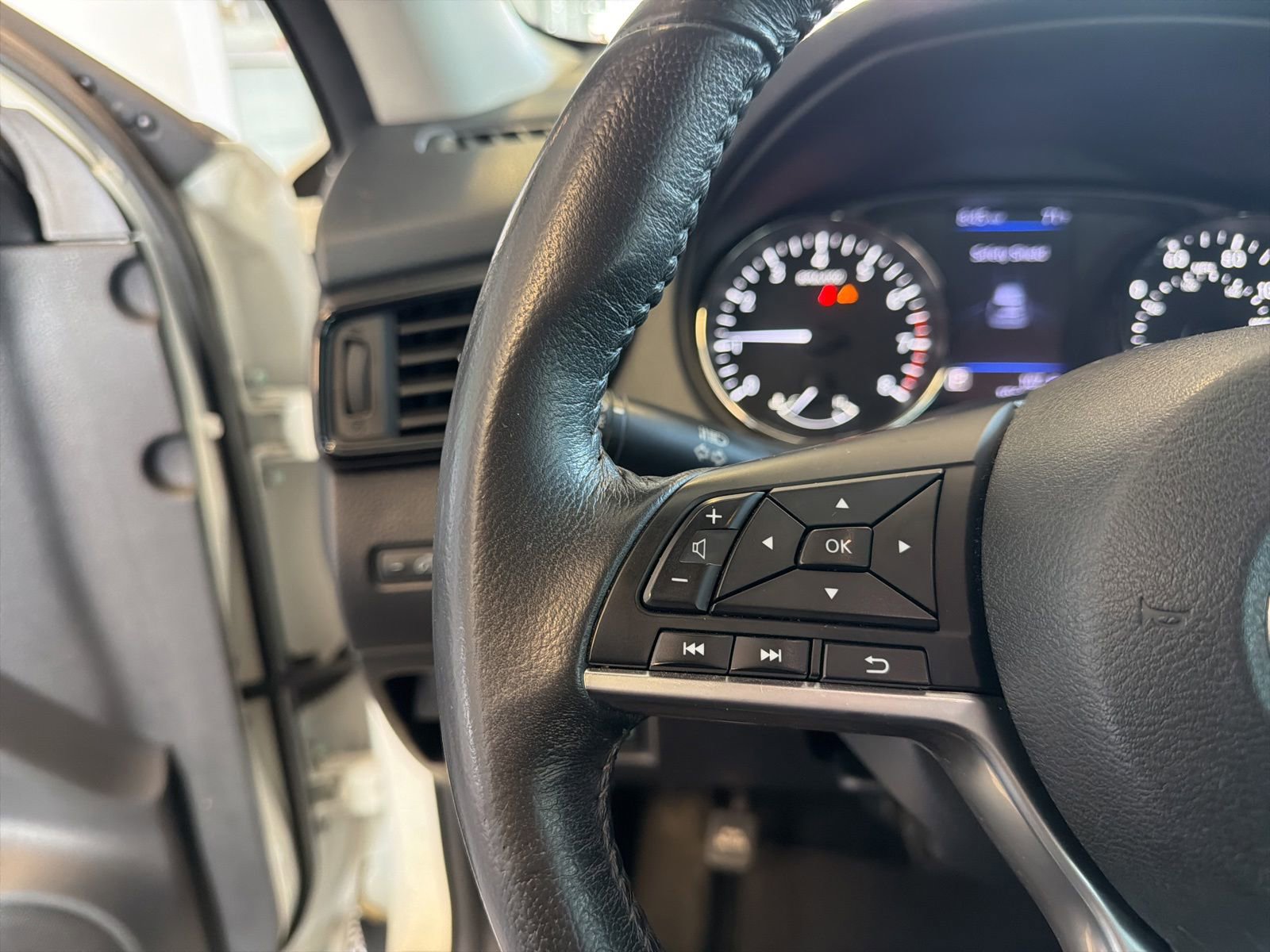 Used 2018 Nissan Rogue SV AWD/4WD image 18