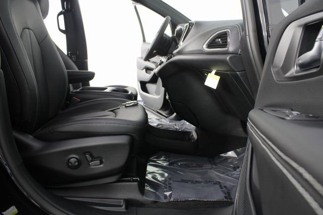 New 2026 Chrysler Pacifica Select image 23