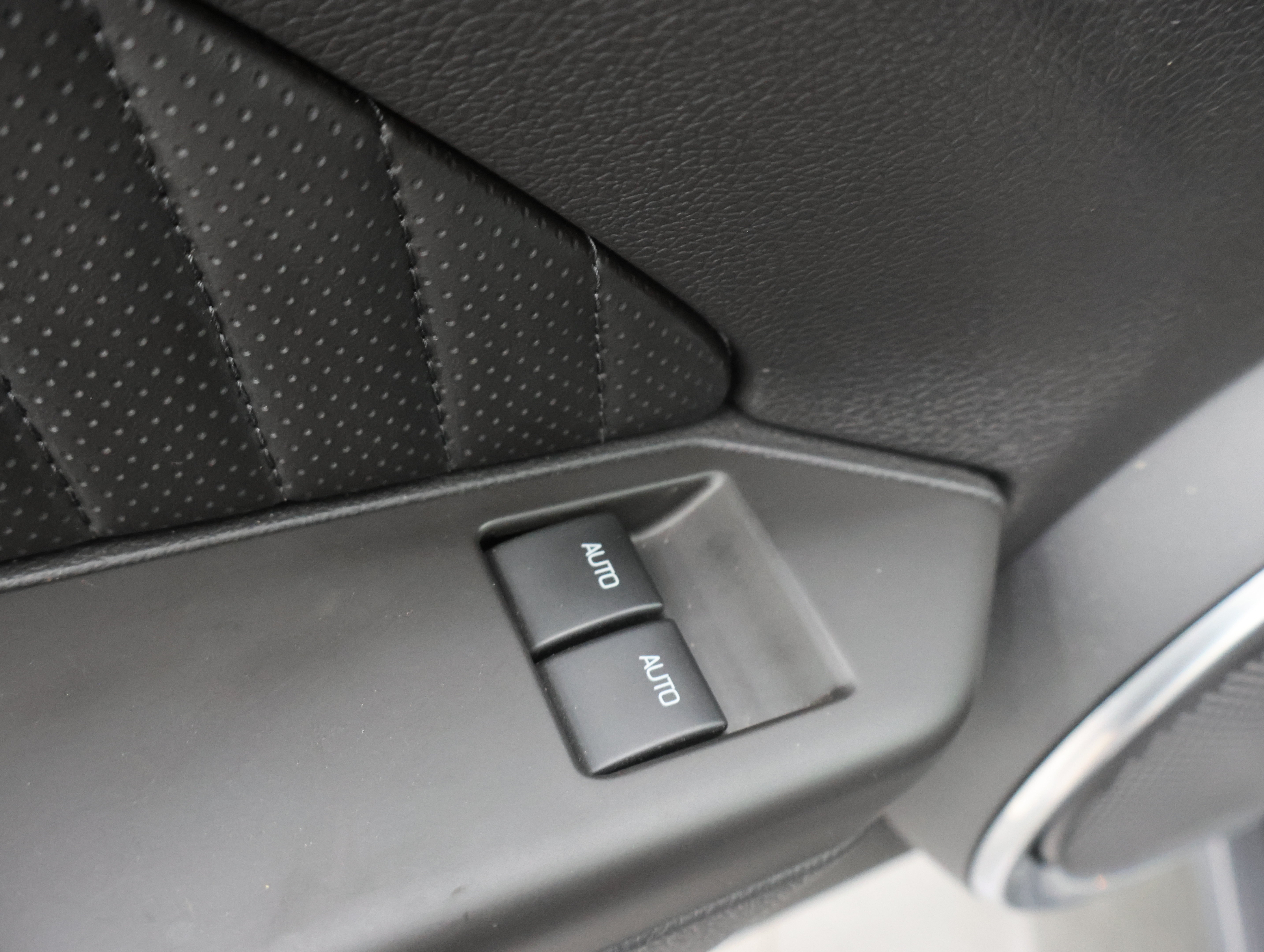 Used 2011 Ford Mustang Shelby GT500 RWD image 38
