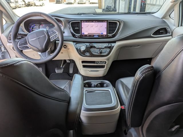 Used 2023 Chrysler Pacifica Touring-L FWD image 12