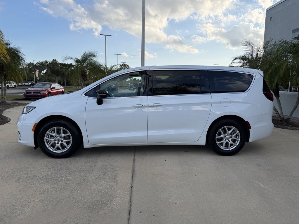 Used 2024 Chrysler Pacifica Touring-L image 7