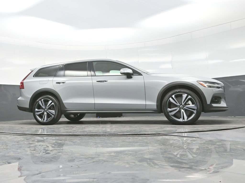 Used 2025 Volvo V60 B5 Cross Country Plus AWD/4WD image 29