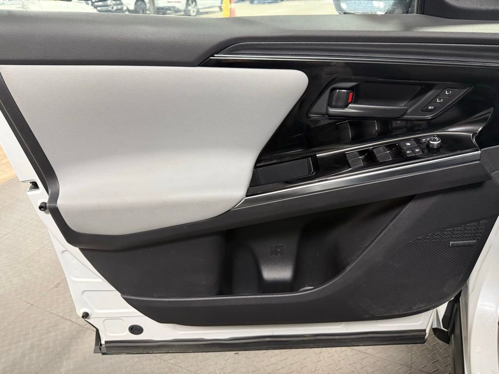 Used 2023 Subaru Solterra AWD image 8