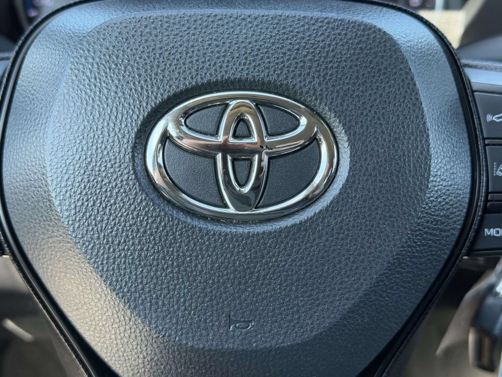 Used 2022 Toyota RAV4 LE AWD/4WD image 23