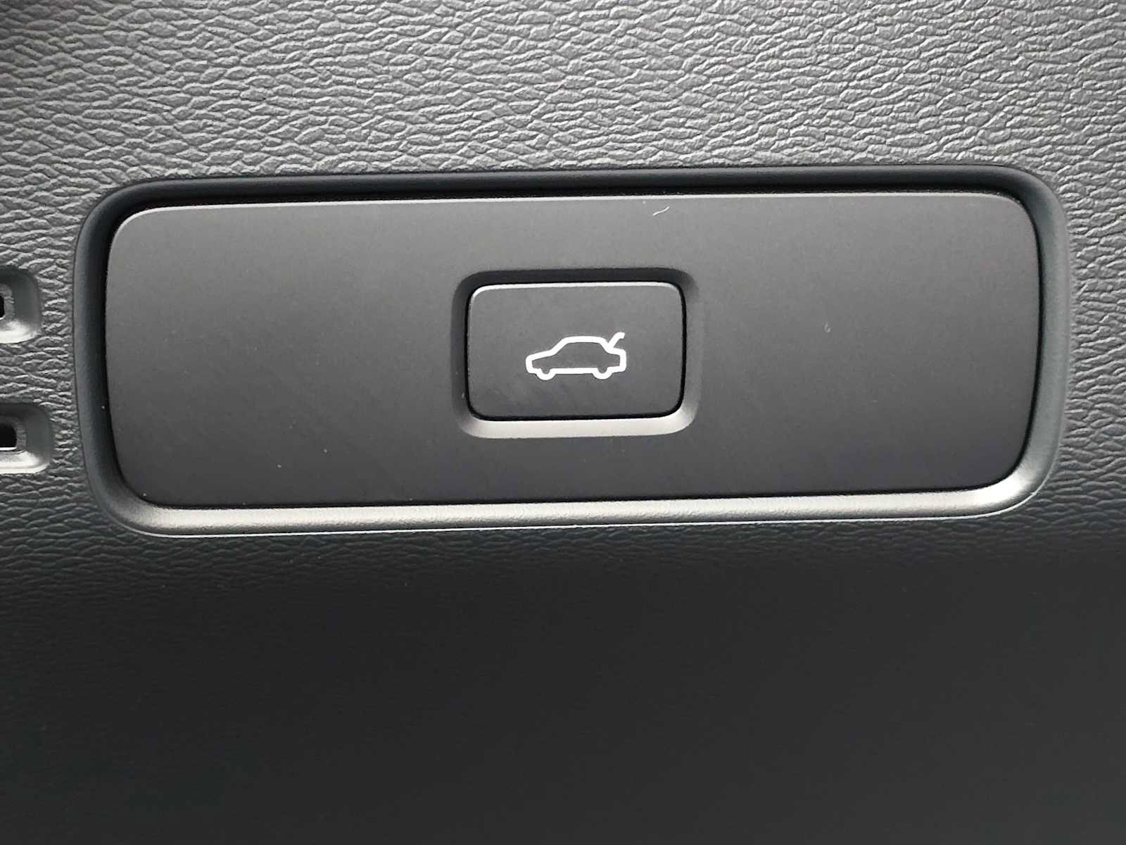 Certified 2023 Volvo C40 P8 Recharge Ultimate w/ Protection Package Premier AWD/4WD image 32