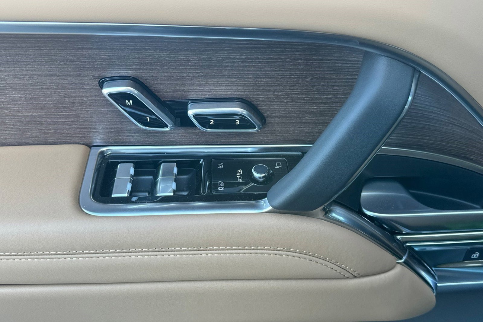 New 2026 Land Rover Range Rover Long Wheelbase SE image 15