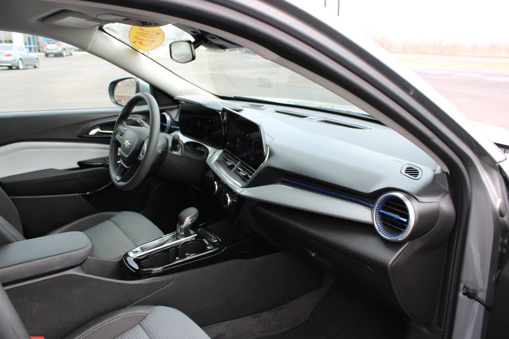 Used 2025 Chevrolet Trax LT image 24