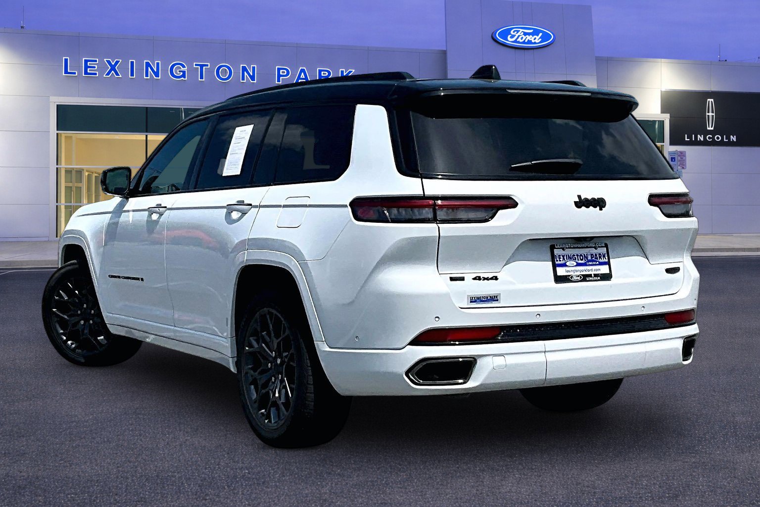 Used 2023 Jeep Grand Cherokee L Summit AWD/4WD image 4