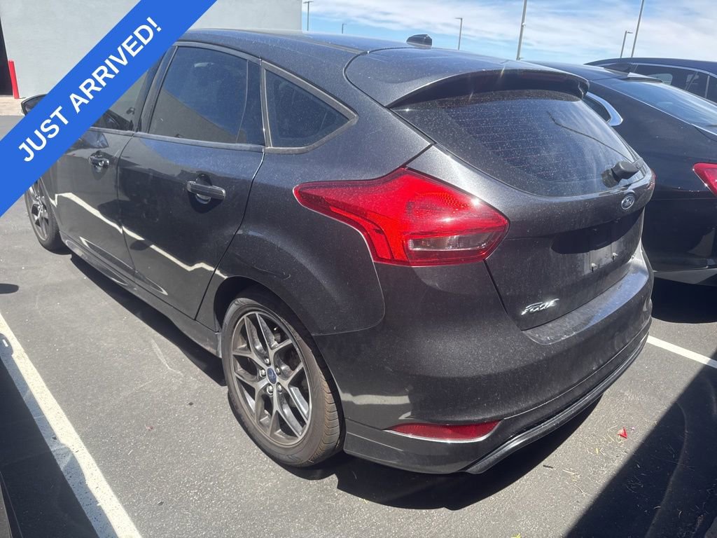 Used 2016 Ford Focus SE w/ SE Sport Package FWD image 4