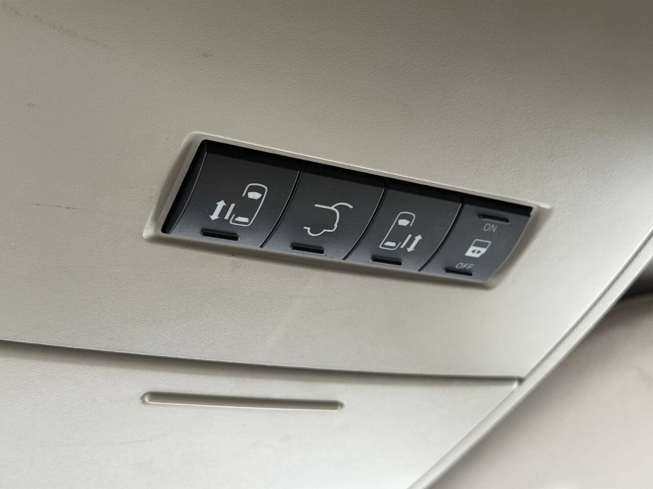 Used 2012 Chrysler Town & Country Touring-L w/ Entertainment Group #2 FWD image 22