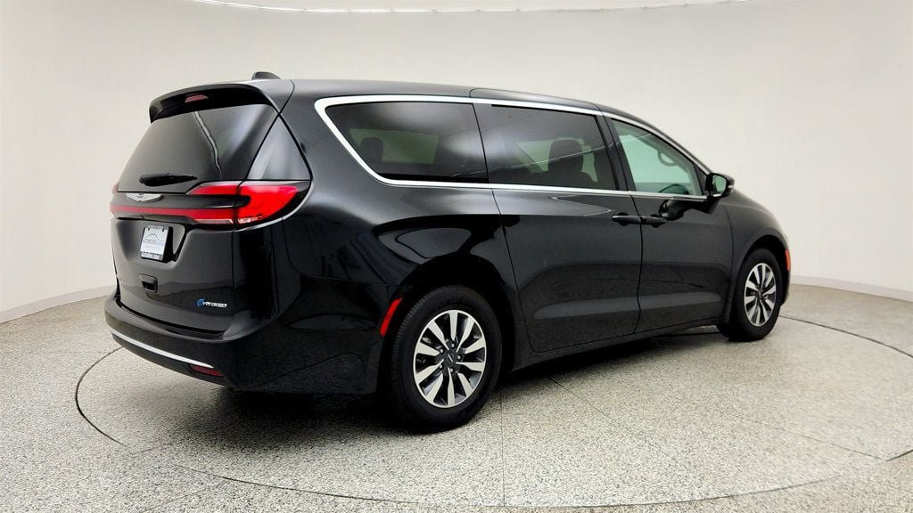 Used 2022 Chrysler Pacifica Touring-L FWD image 5