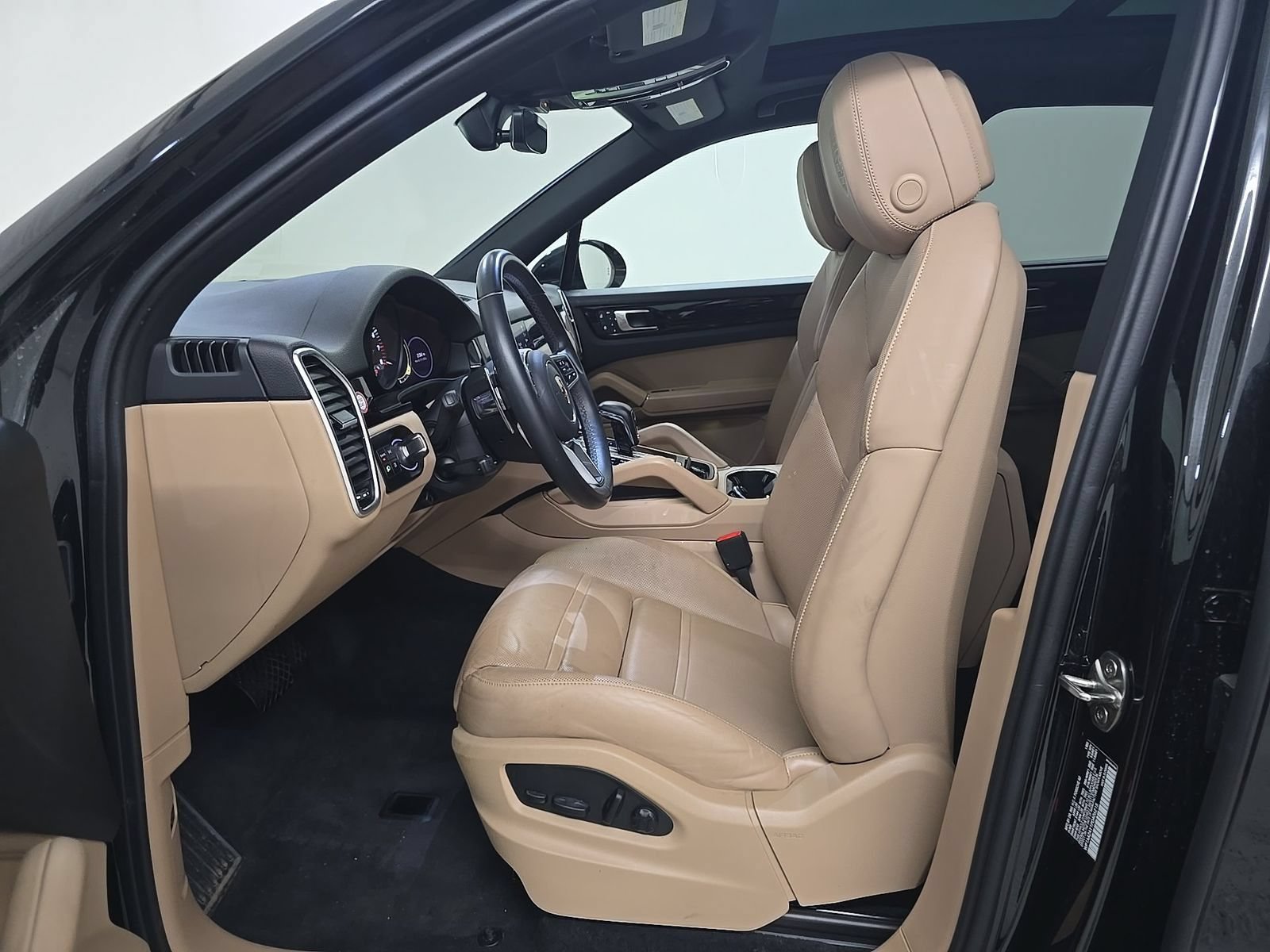 Used 2023 Porsche Cayenne Platinum Edition AWD/4WD image 4