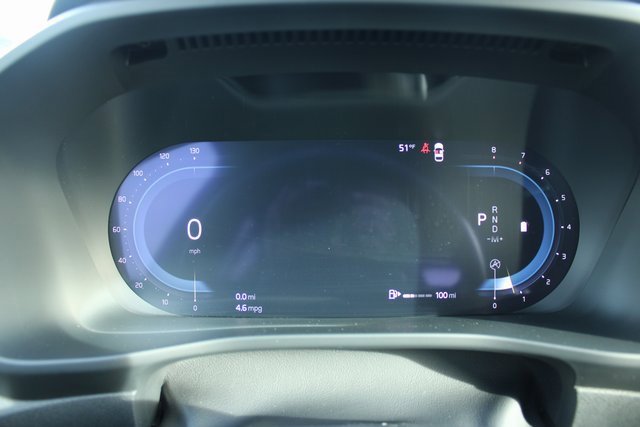 Used 2025 Volvo XC40 B5 Plus image 28