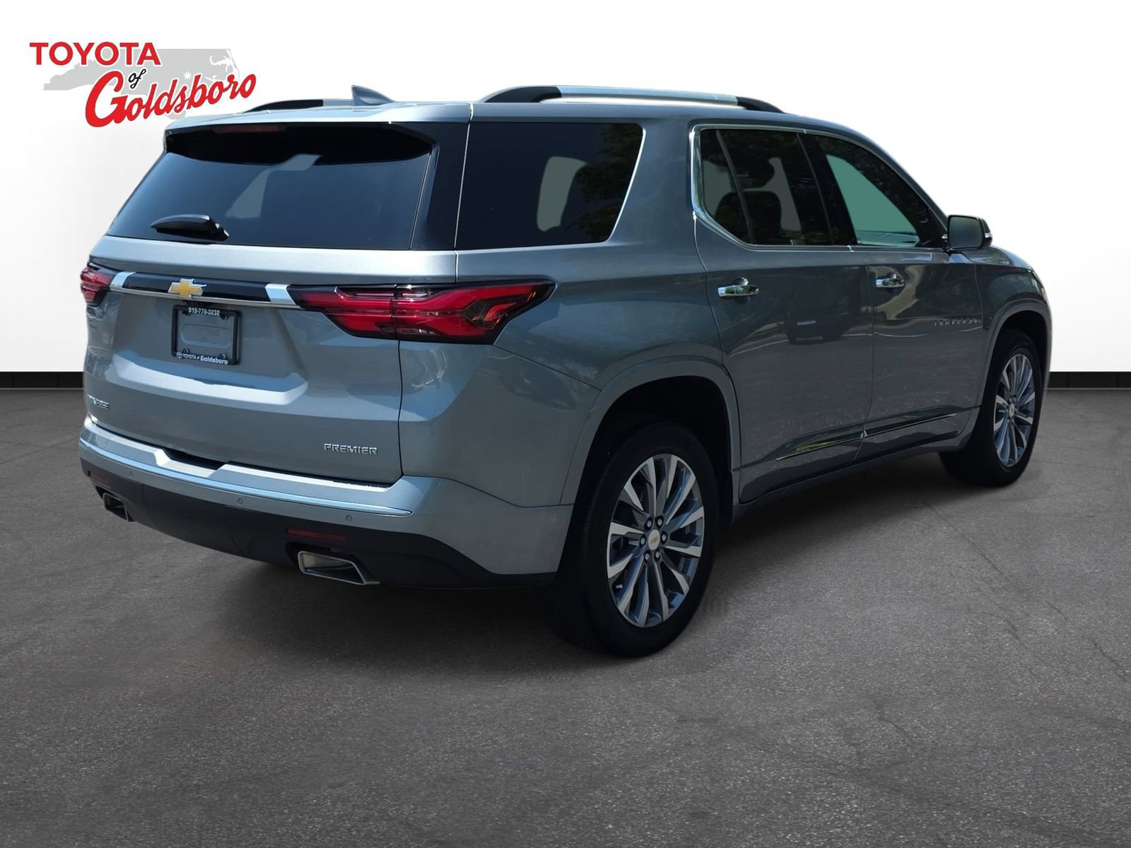 Used 2023 Chevrolet Traverse Premier FWD image 5