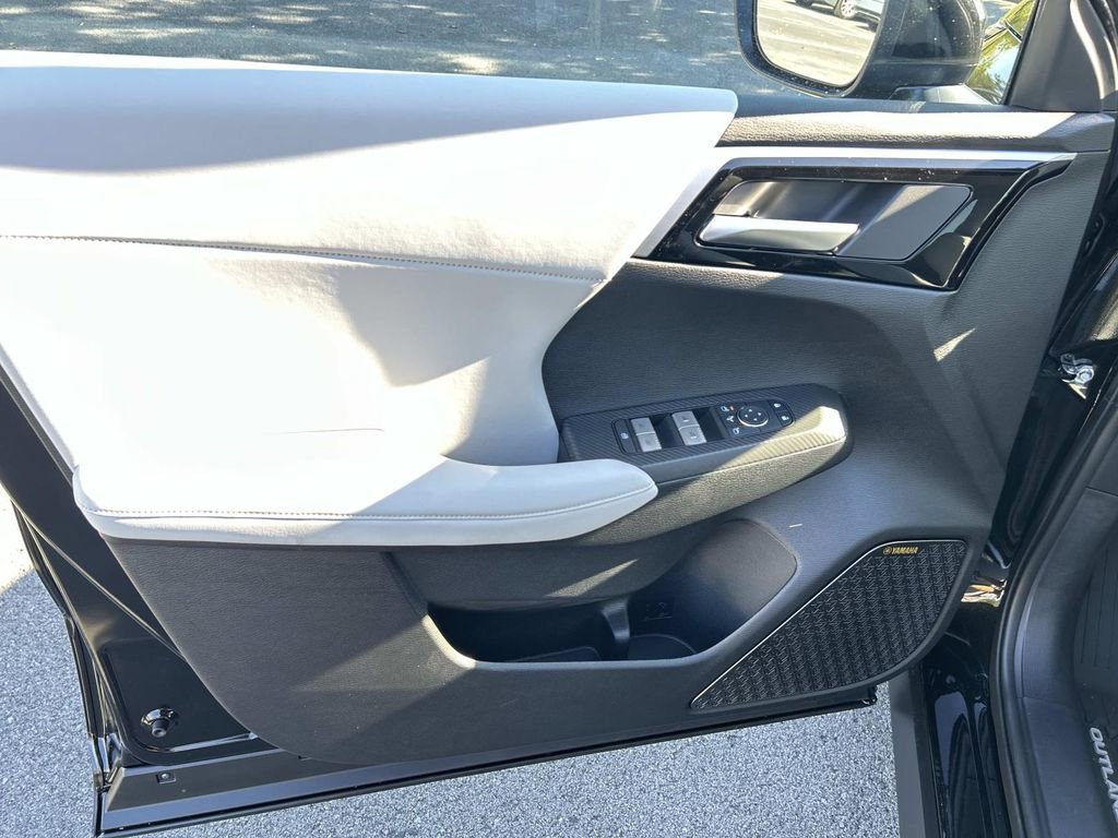 New 2025 Mitsubishi Outlander SE image 23