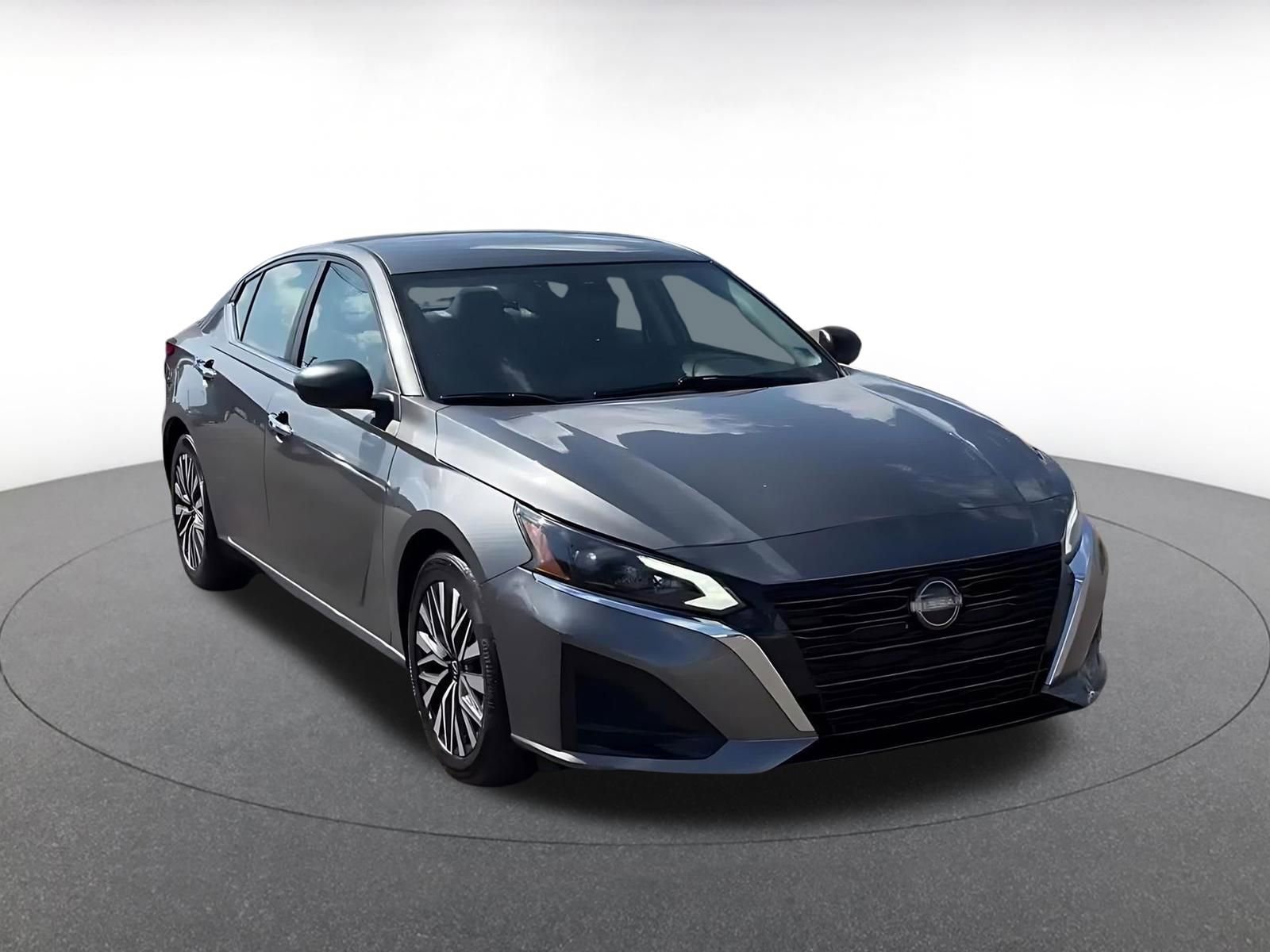 Used 2025 Nissan Altima 2.5 SV FWD image 3