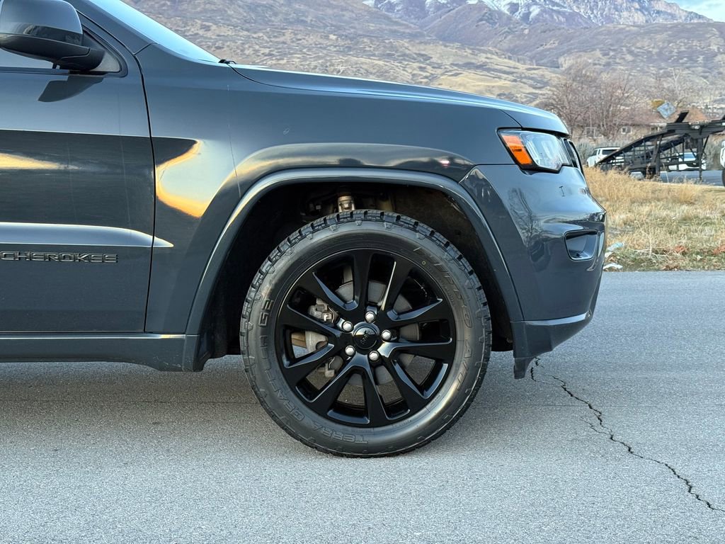 Used 2017 Jeep Grand Cherokee Altitude image 3