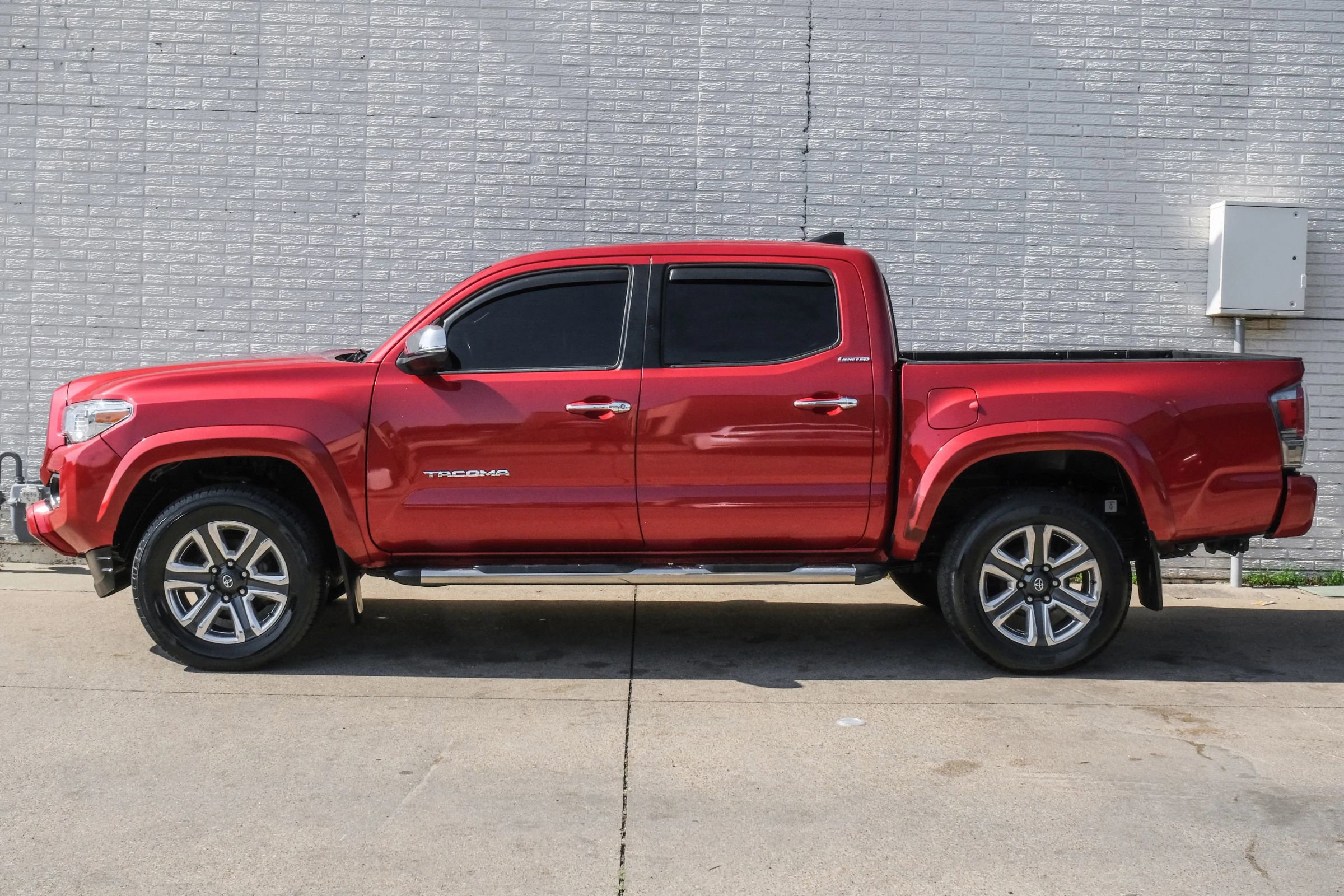 Used 2016 Toyota Tacoma Limited w/ Towing Package RWD image 11