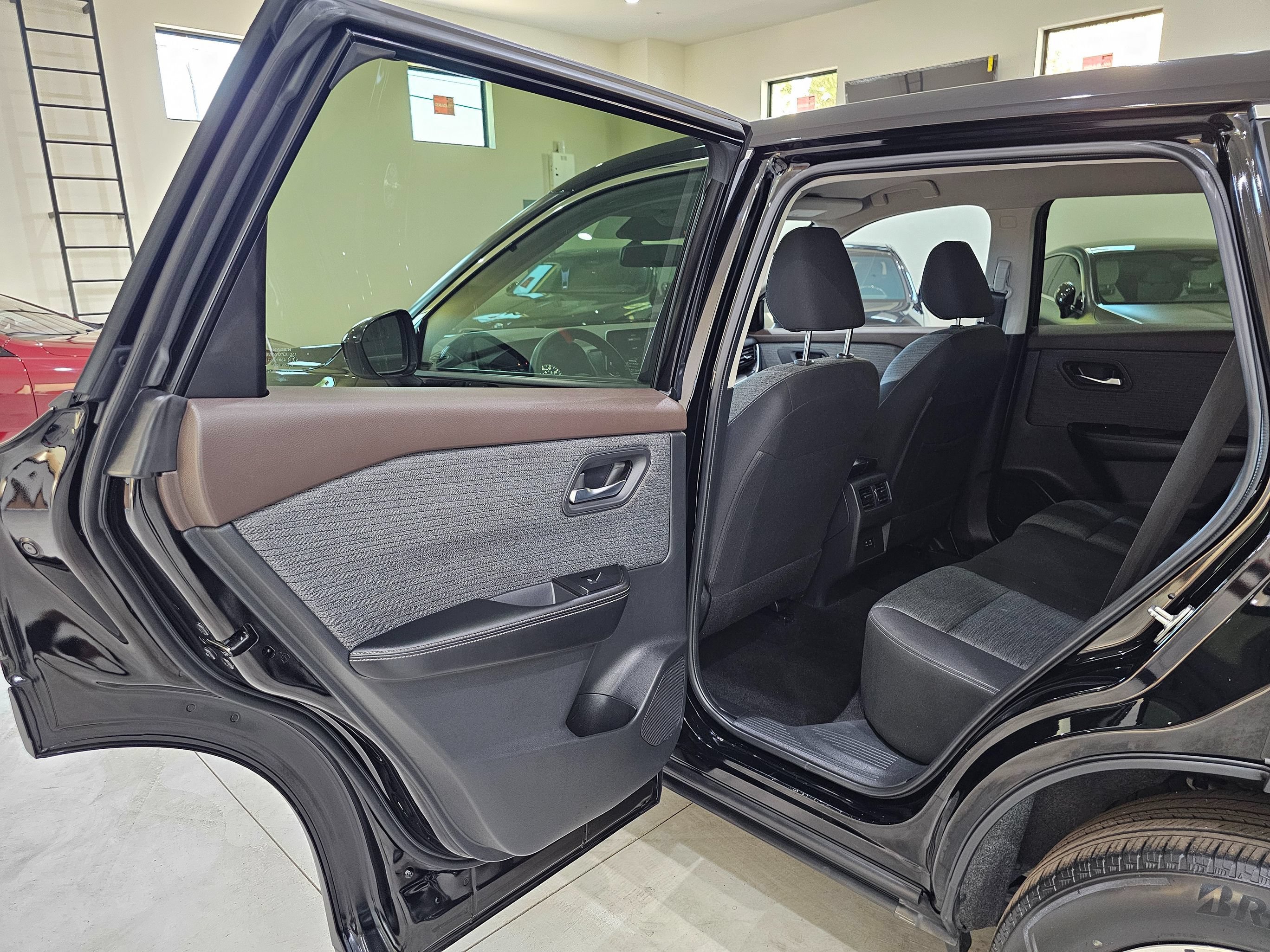 Used 2023 Nissan Rogue SV FWD image 16