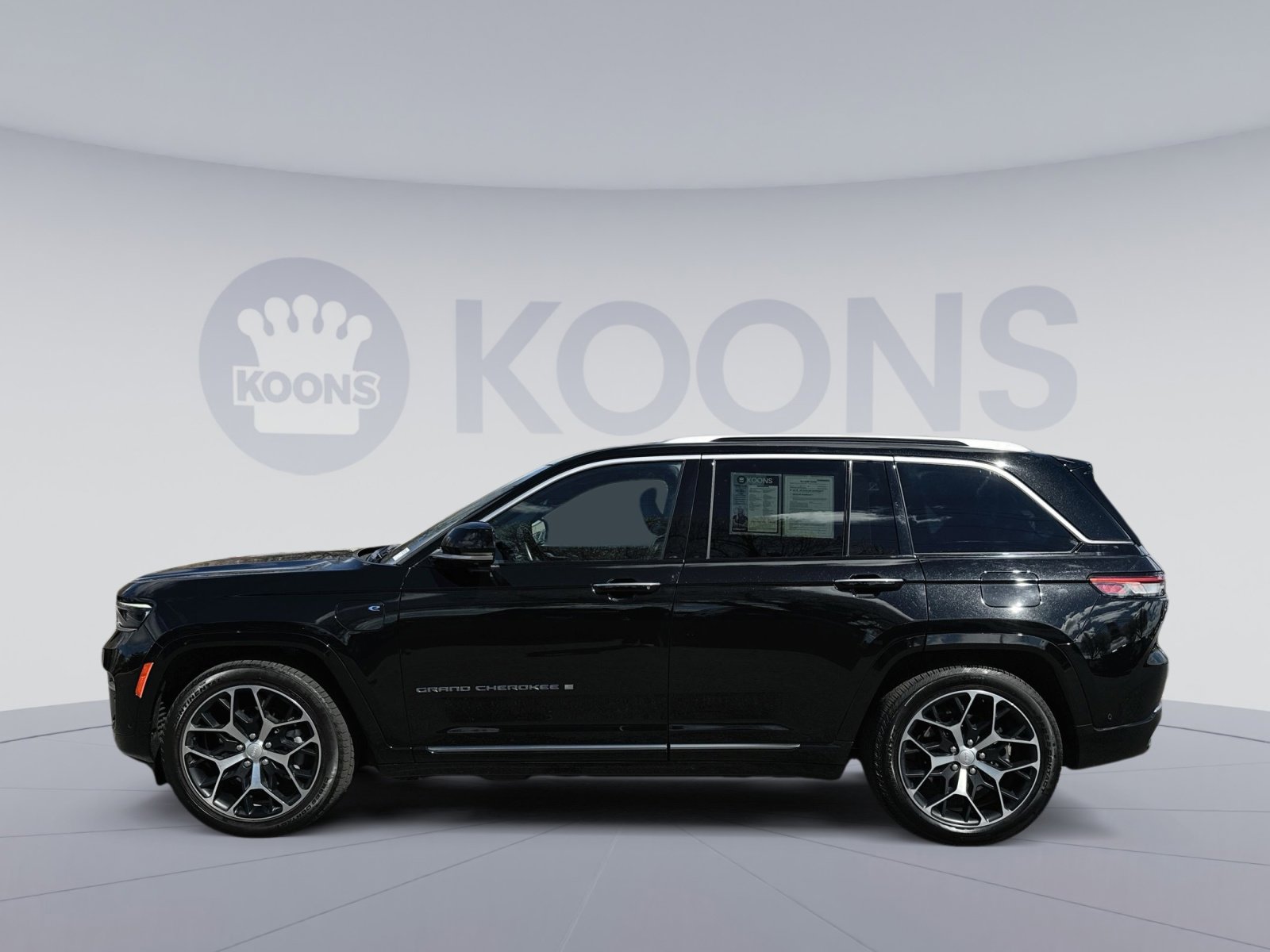 Used 2022 Jeep Grand Cherokee Summit image 2