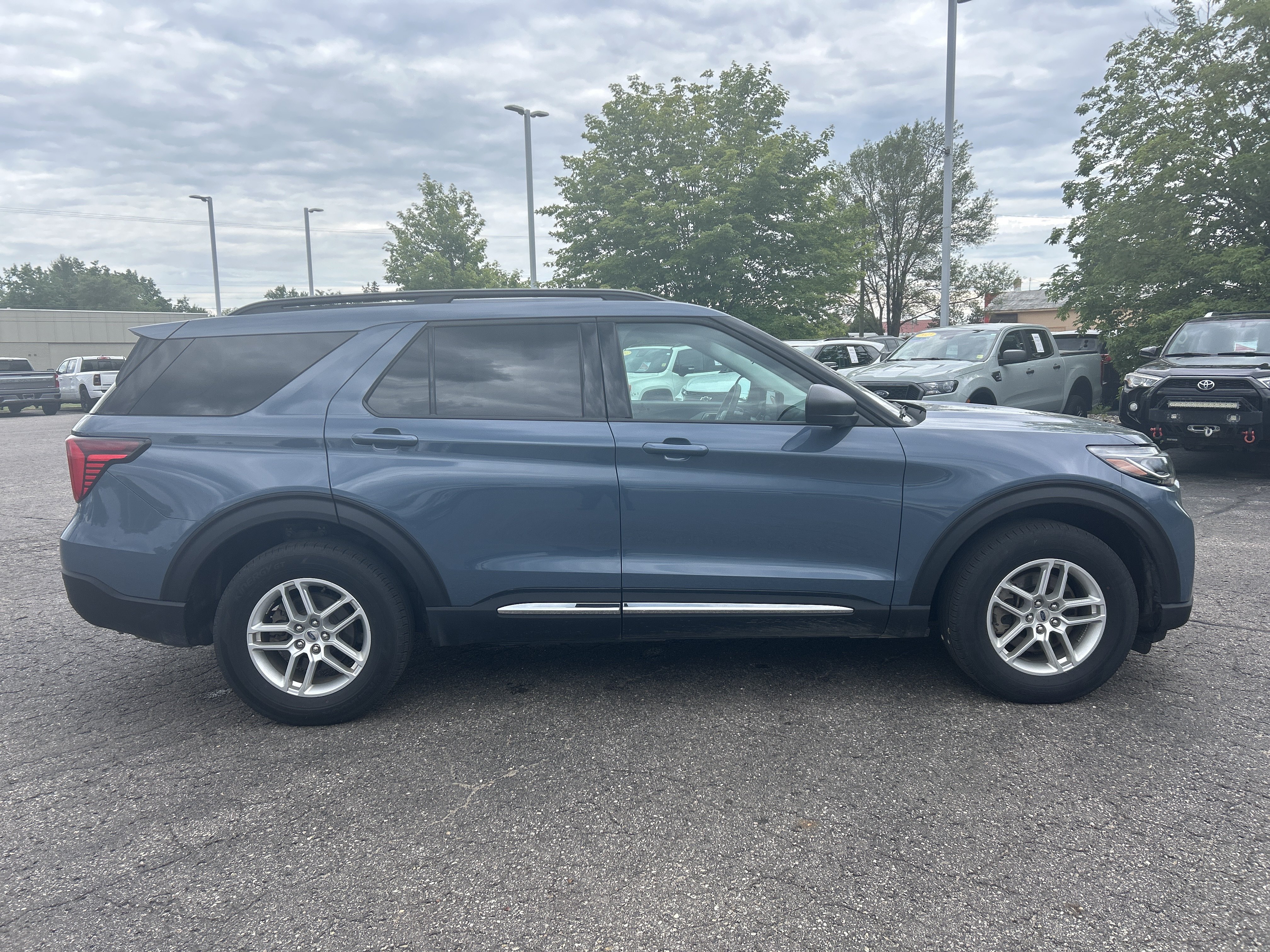 Used 2025 Ford Explorer Active AWD/4WD image 2