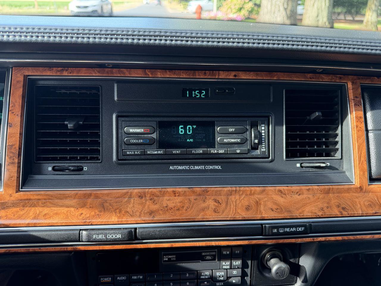 Used 1993 Lincoln Town Car Signature RWD image 38