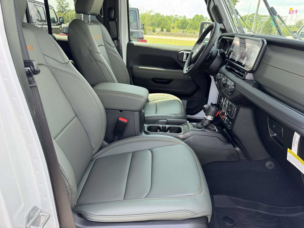 New 2026 Jeep Gladiator Mojave w/ Technology Group AWD/4WD image 16