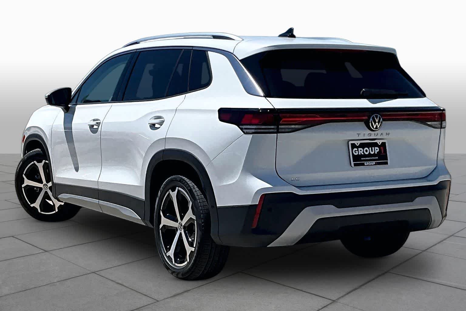 New 2026 Volkswagen Tiguan SE FWD image 12