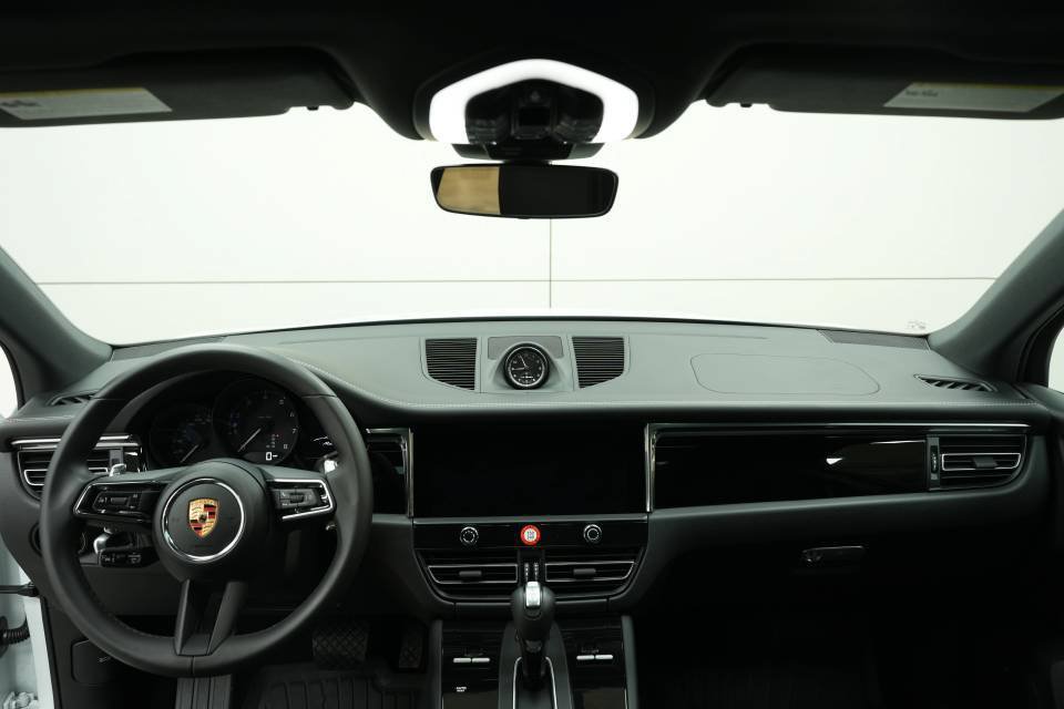 Certified 2025 Porsche Macan AWD/4WD image 16