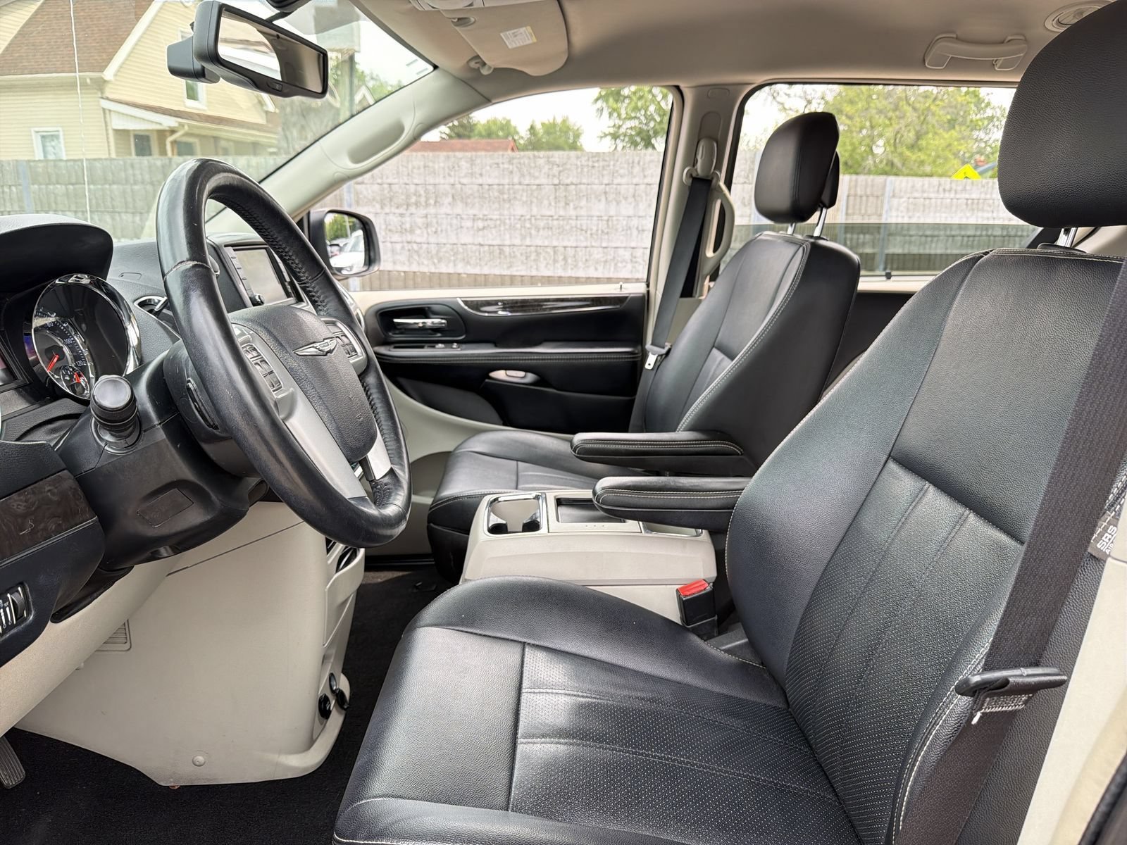 Used 2016 Chrysler Town & Country Touring-L w/ Driver Convenience Group FWD image 11