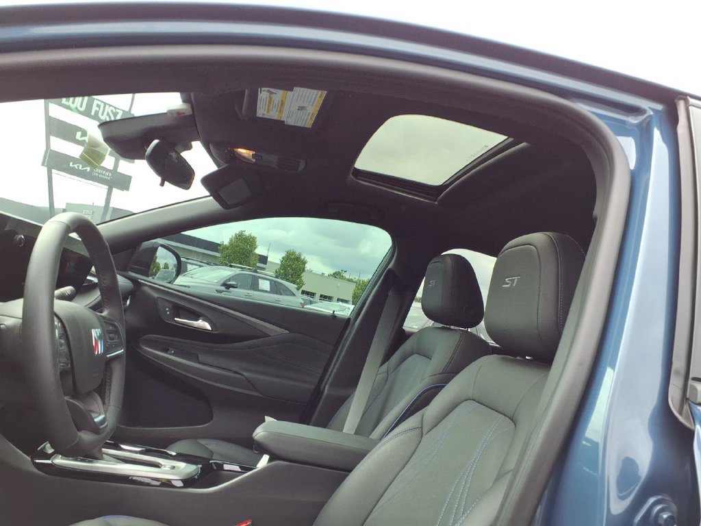Used 2025 Buick Envista Sport Touring w/ Convenience I Package FWD image 16