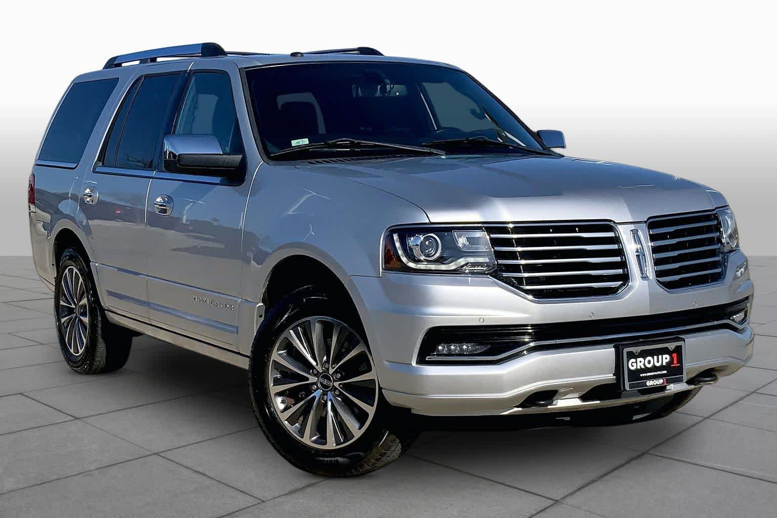 Used 2017 Lincoln Navigator Select RWD image 3
