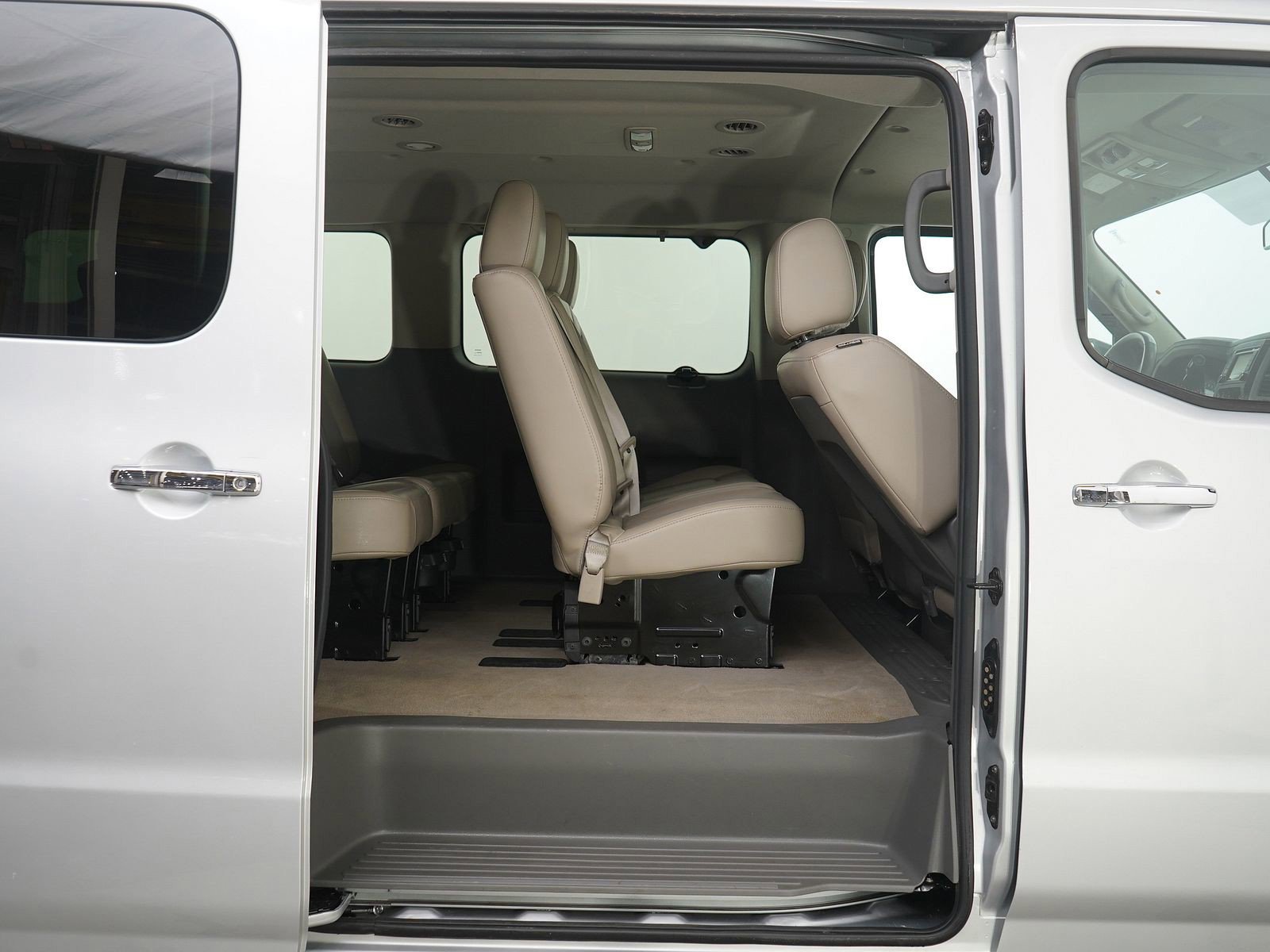 Used 2018 Nissan NV 3500 SL image 12