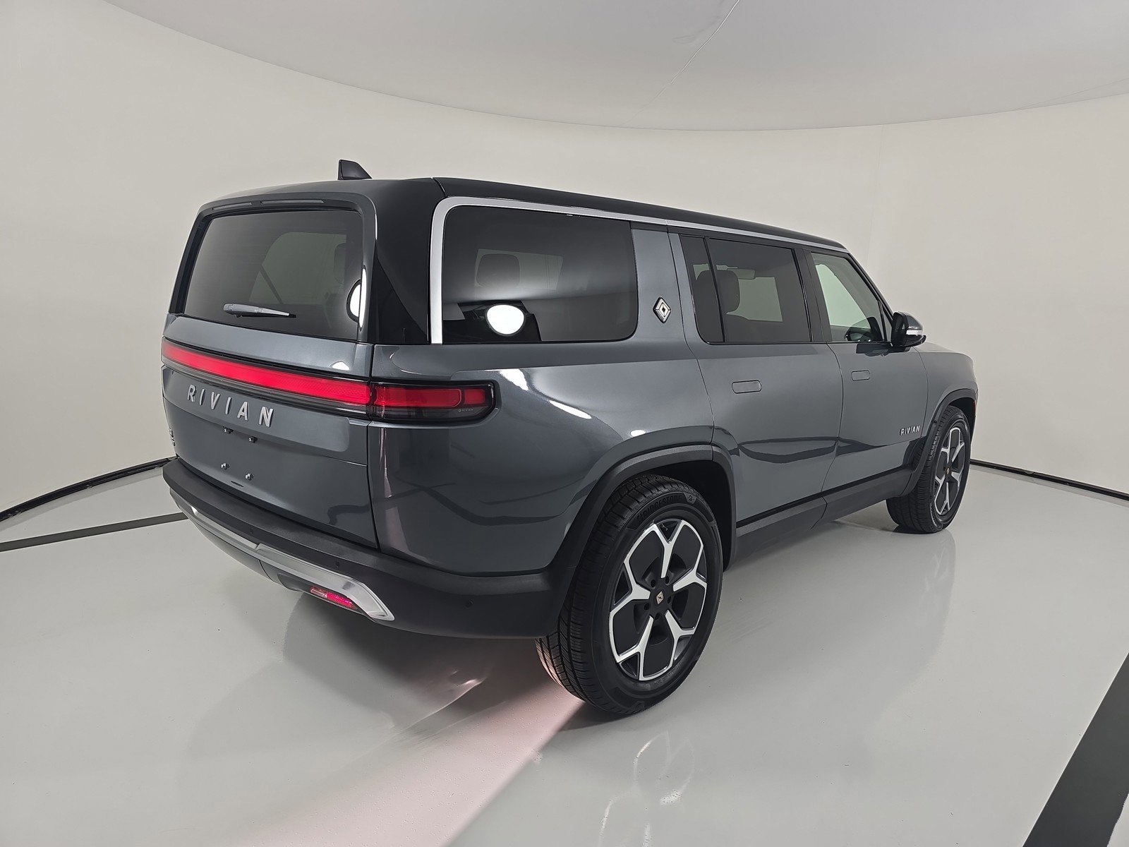 Used 2024 Rivian R1S Adventure AWD/4WD image 5