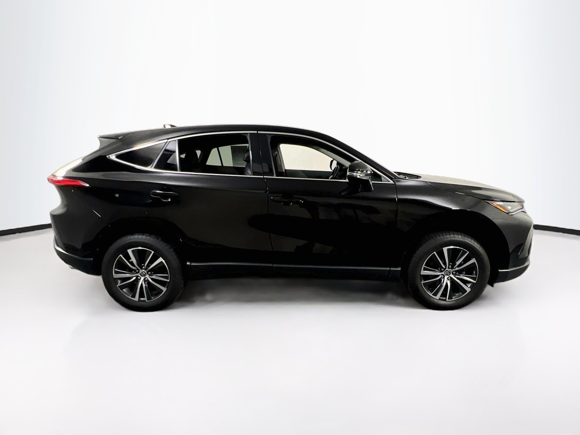 Used 2022 Toyota Venza LE AWD/4WD image 4