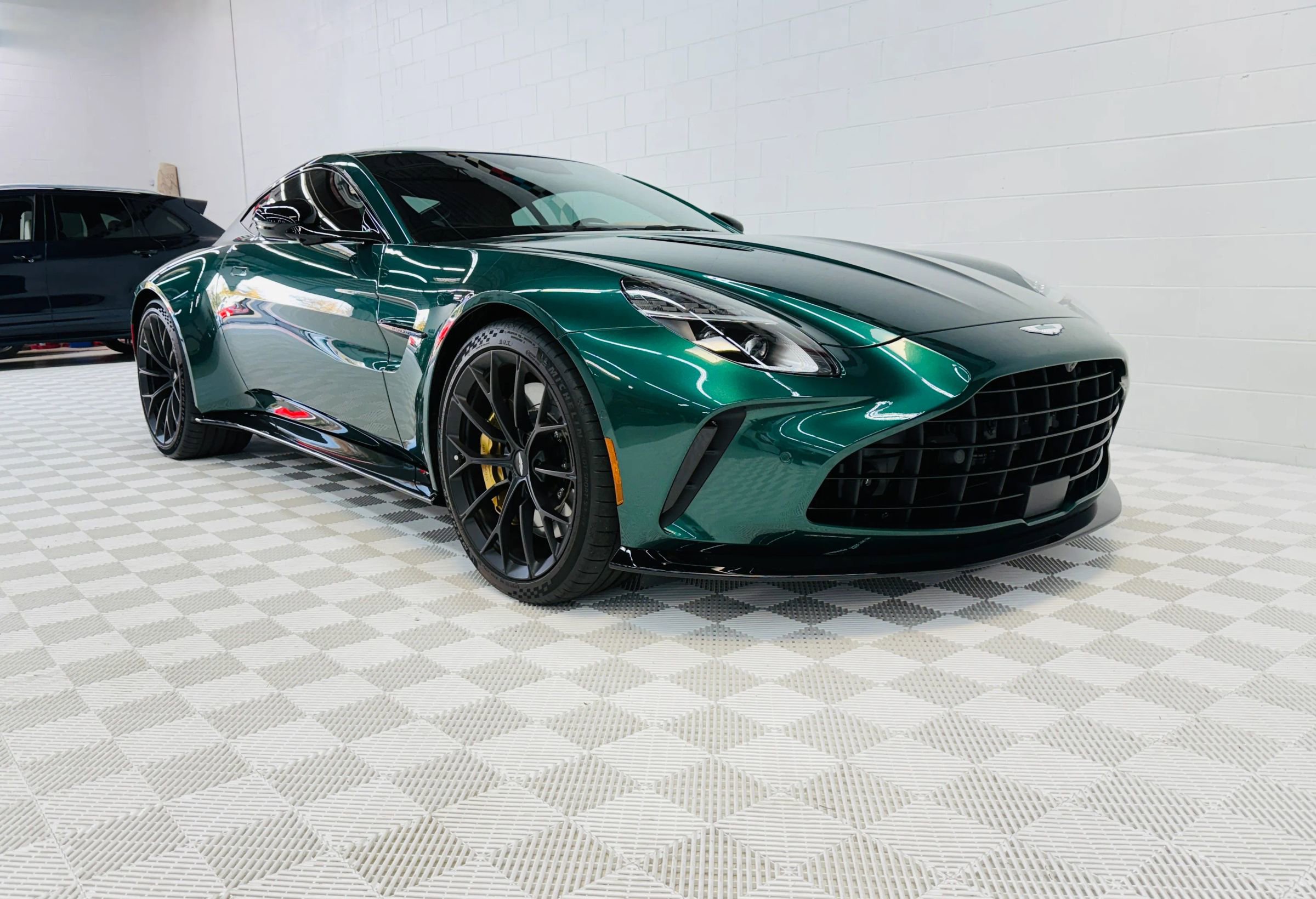 Used 2025 Aston Martin V8 Vantage Coupe image 3