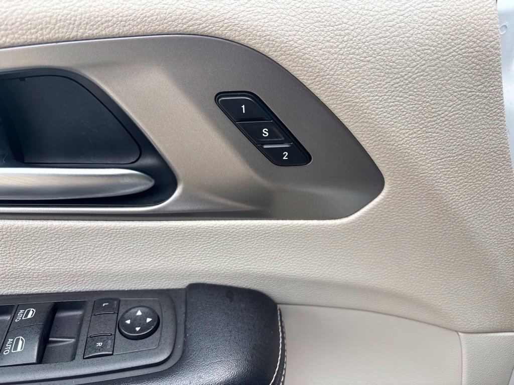 Used 2021 Chrysler Pacifica Touring-L FWD image 12