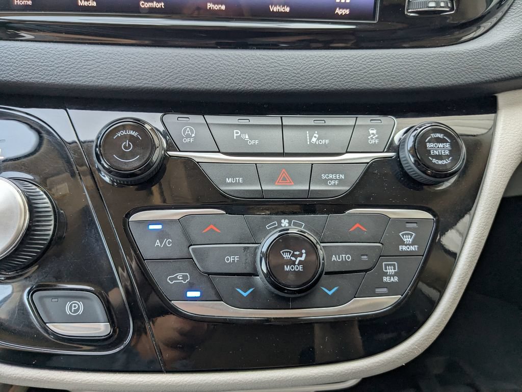 Used 2024 Chrysler Pacifica Touring-L FWD image 11