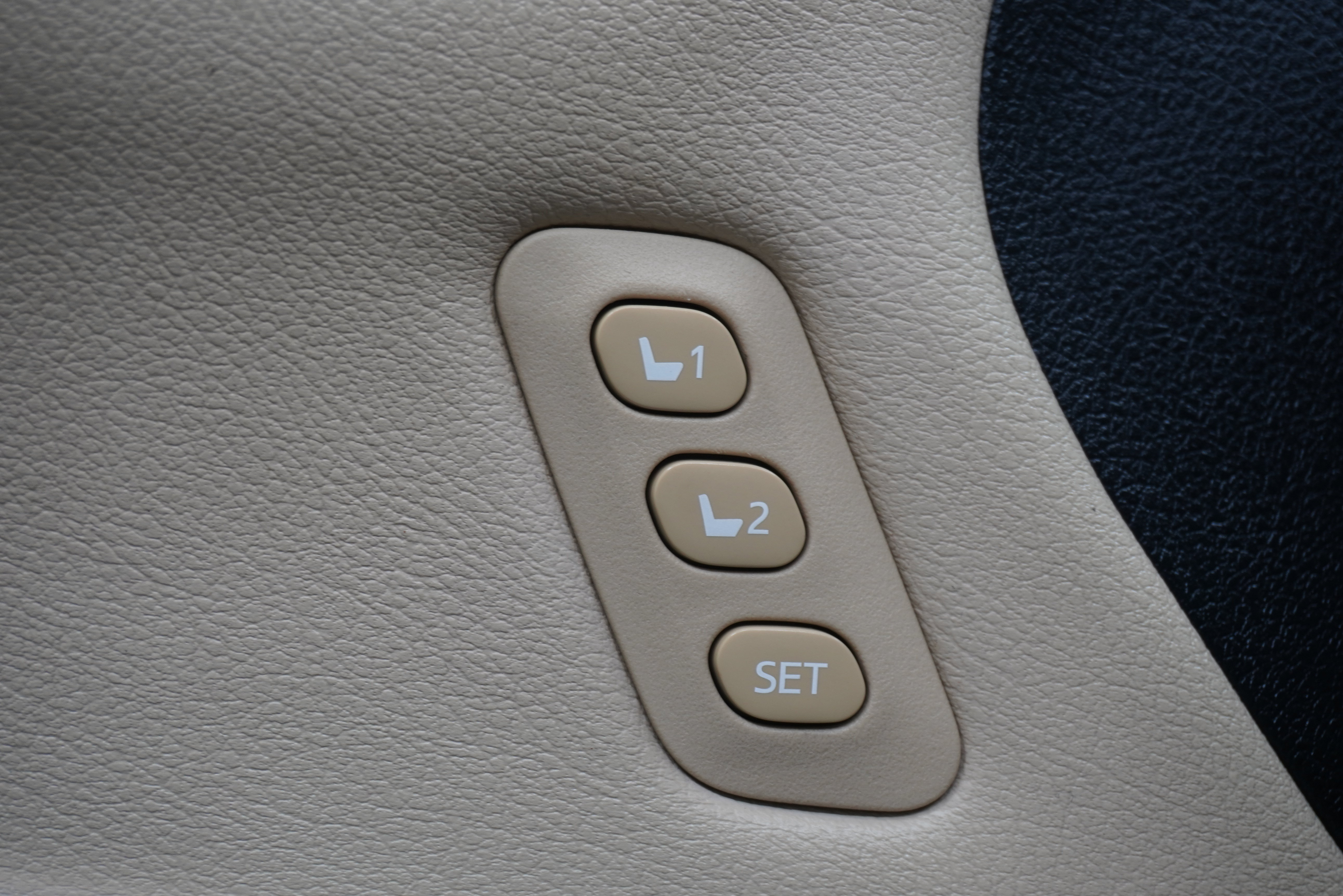 Used 2013 Toyota Avalon Limited w/ Technology Pkg FWD image 16