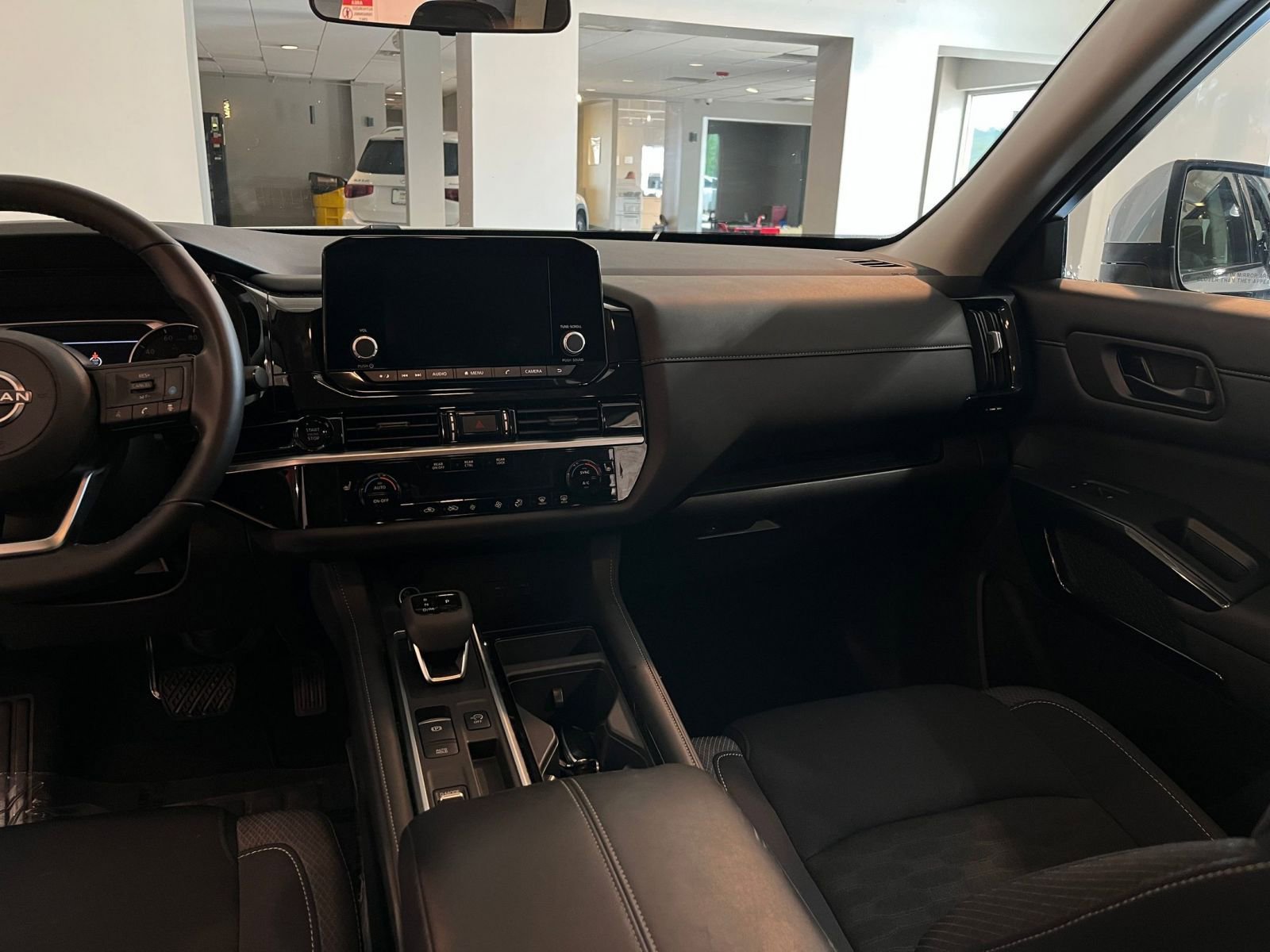 Used 2025 Nissan Pathfinder SV FWD image 37